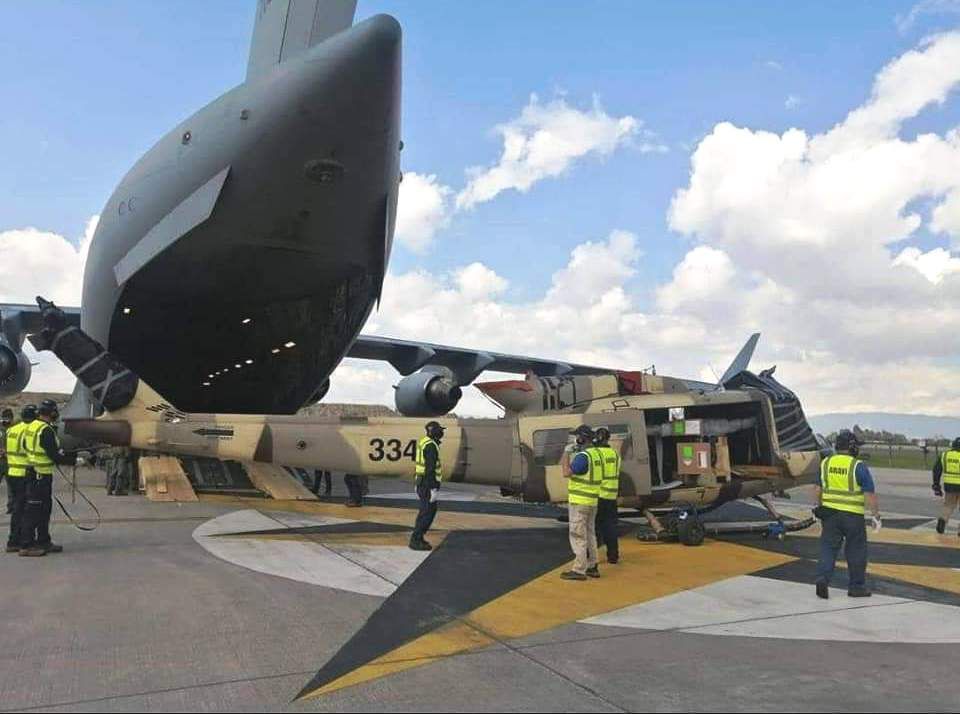 La Policía de Colombia recibe tres helicópteros Huey-I donados por EEUU